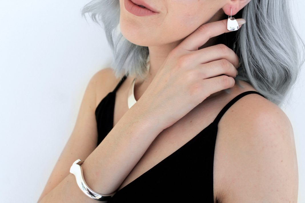 best-buy-how-to-style-minimal-jewelry-earrings-1068x712