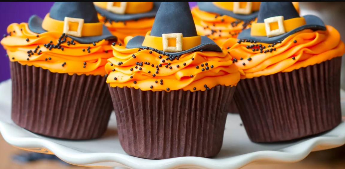Muffins au chocolat avec chapeaux de sorcières pour Halloween