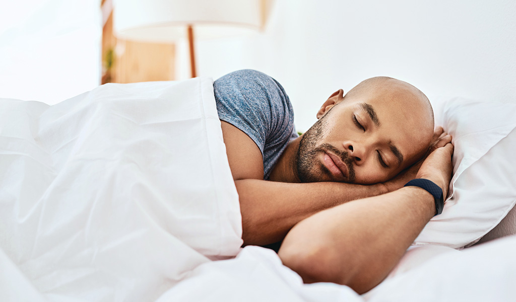 Image of men sleep in bed