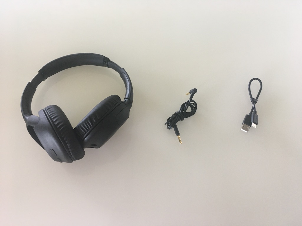 Le casque d'écoute est livré avec un fil audio 3,5 mm de 1,2 mètres et un câble de recharge USB.