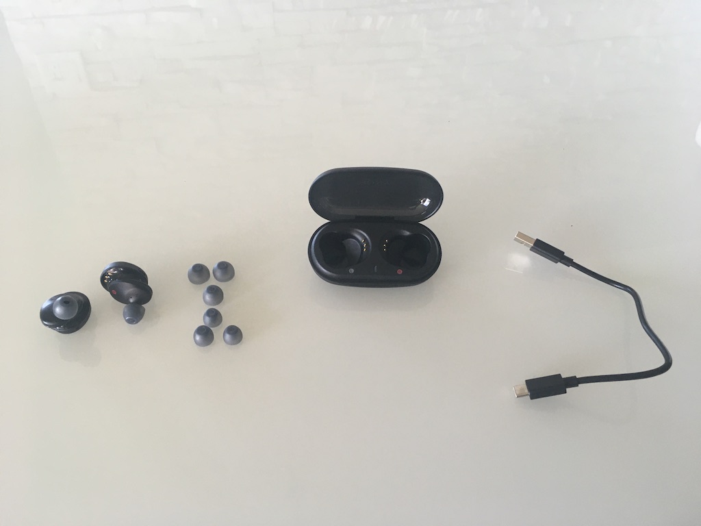 Ces écouteurs sont livrés avec des embouts de 4 tailles, un boîtier de recharge et un câble USB.