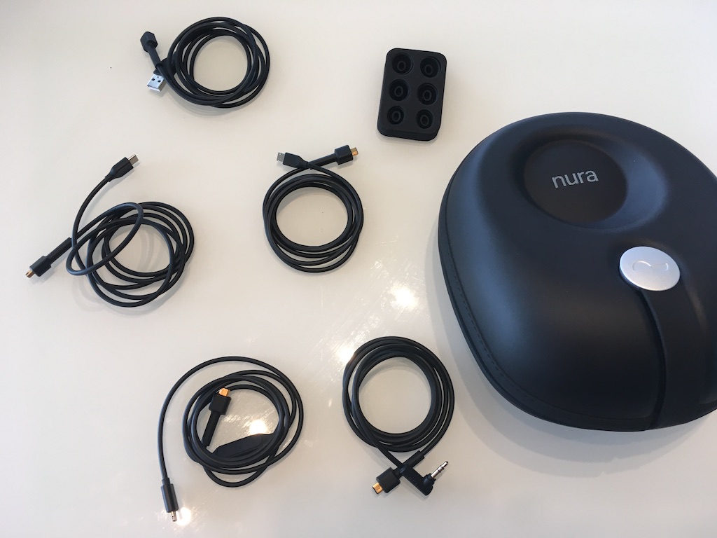 Accessoires pour Nuraphone (vendus séparément): boîtier rigide, embouts supplémentaires, câbles audio de multiples formats.