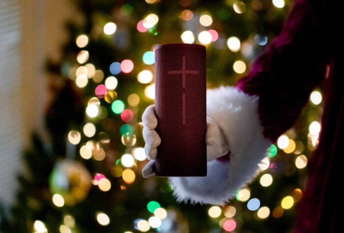 JBL haut-parleur rouge avec sapin de noël