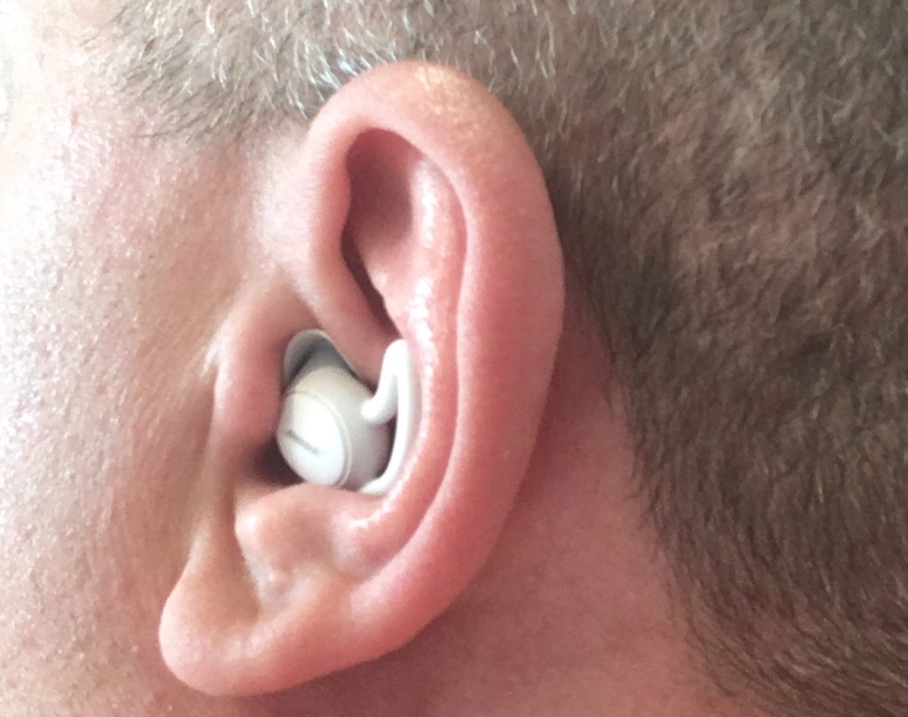 Les Sleepbuds II de Bose s'insèrent profondément dans l'oreille. Un crochet aide à les stabiliser.