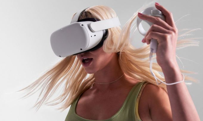 Femme avec un casque de réalité virtuelle Meta Quest 2