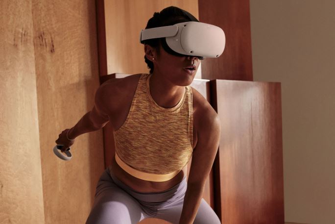 Femme qui fait un entrainement avec un casque de réalité virtuelle Meta Quest 2