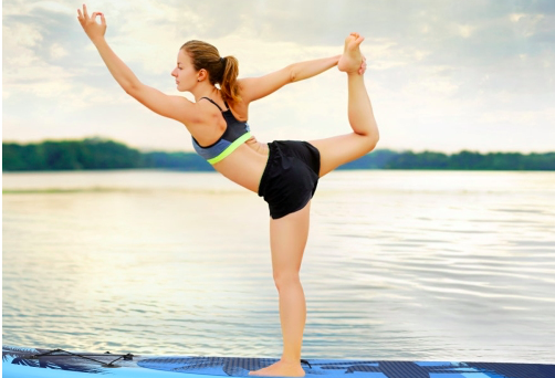 Femme qui pratique le yoga en pleine nature