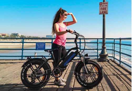 Jeune fille à vélo près de la plage