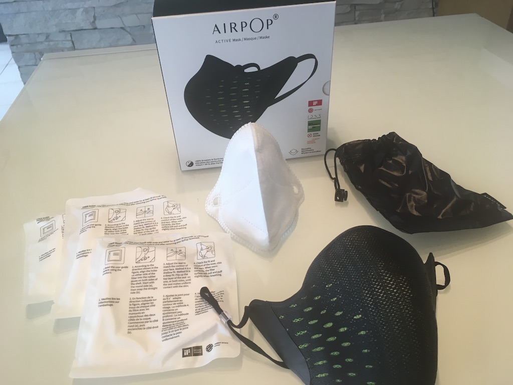 Le masque Airpop Active est livré avec un étui et quatre filtres (un déballé sur l'image).