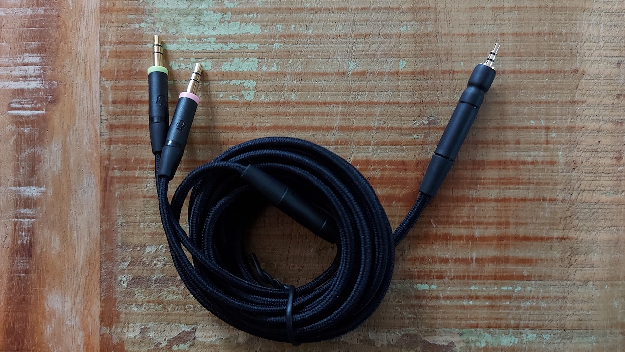 Les câbles des écouteurs H6PRO de EPOS.
