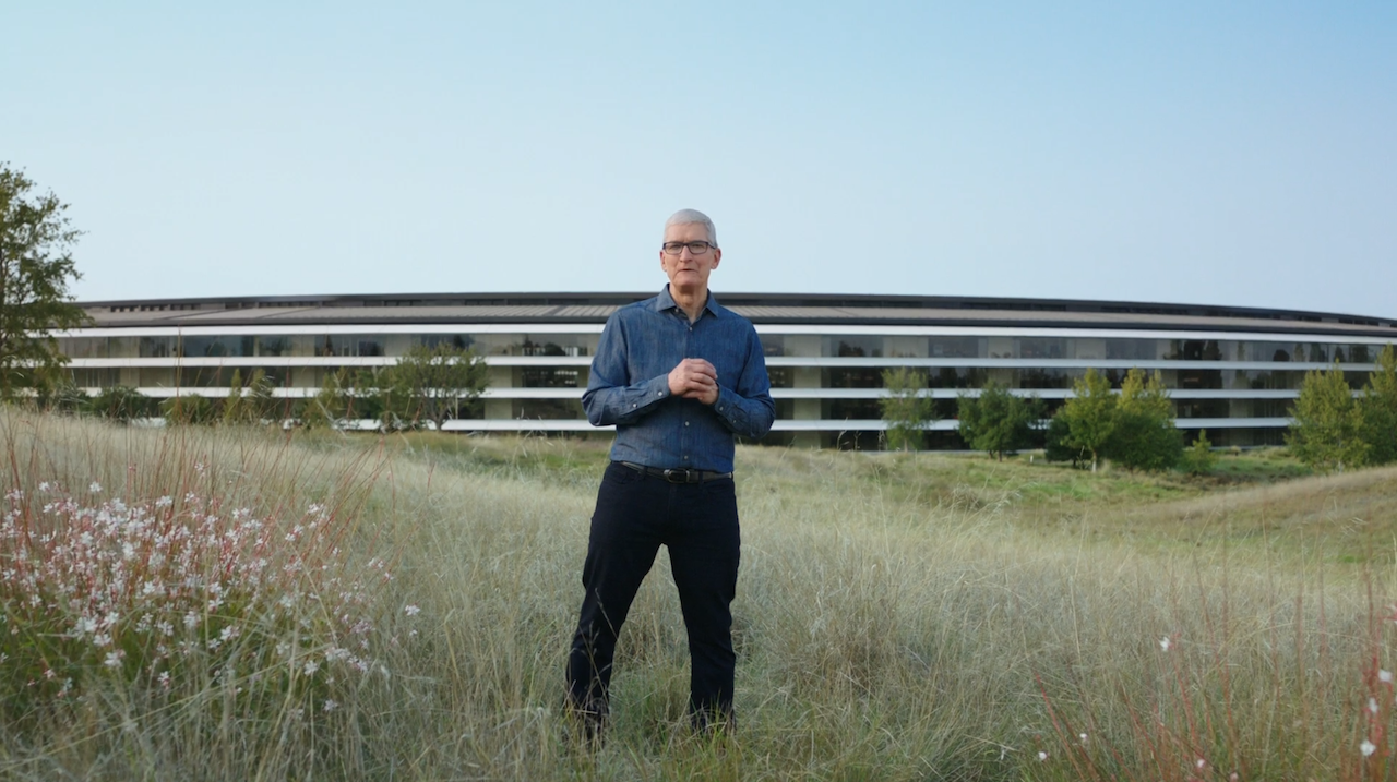 Tim Cook devant les bureaux d'Apple en Californie.