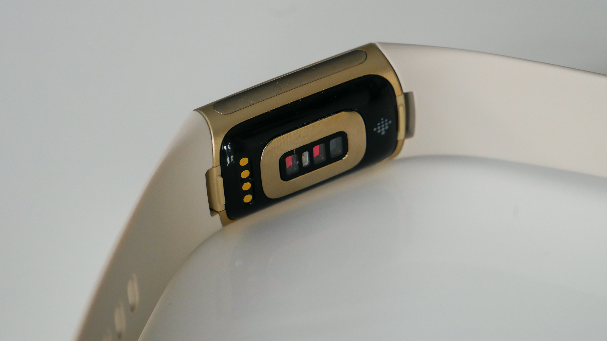 Image of sensor of Fitbit Charger 5