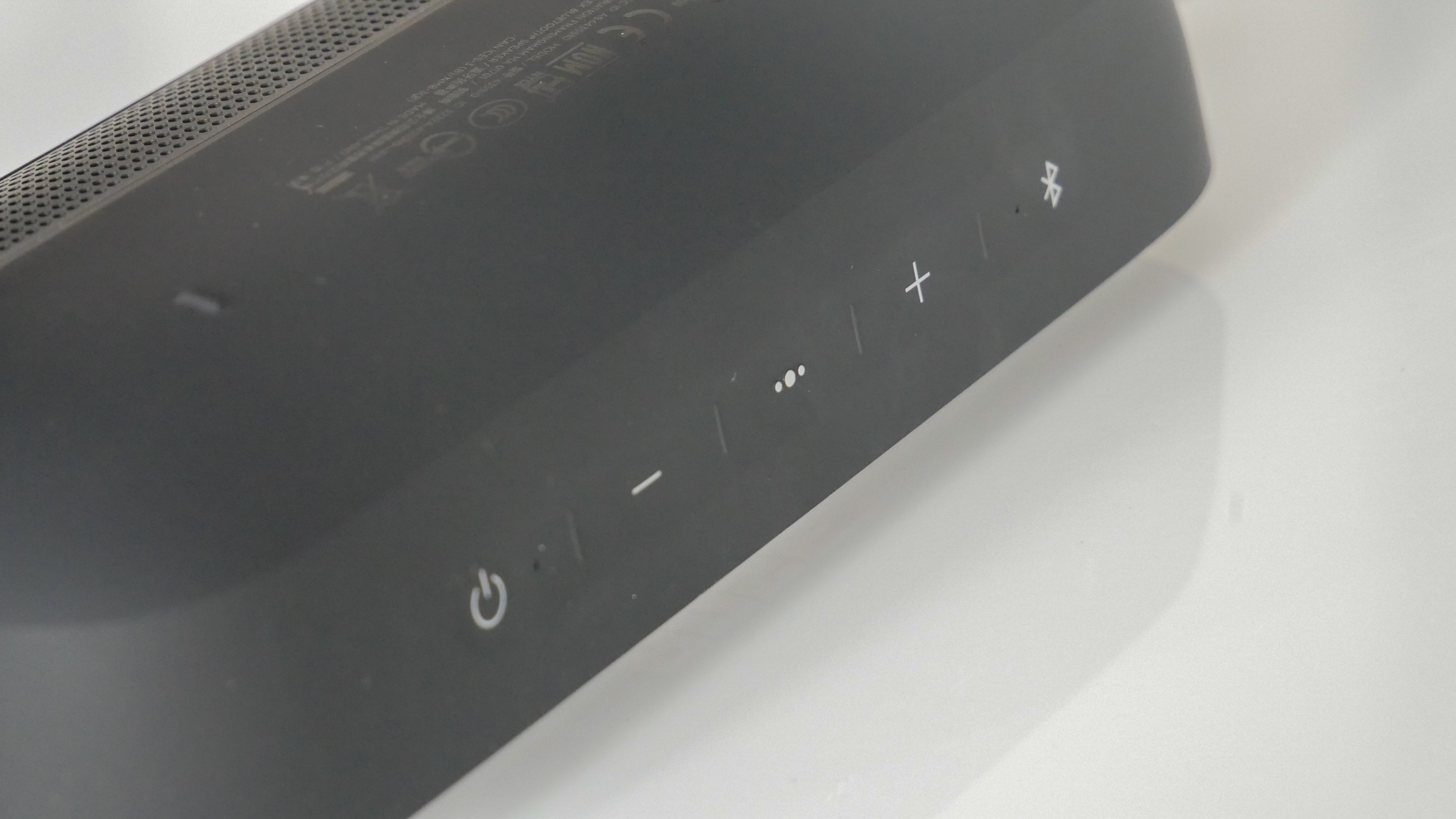 Image of Image of Bose Soundlink Flex buttons on table