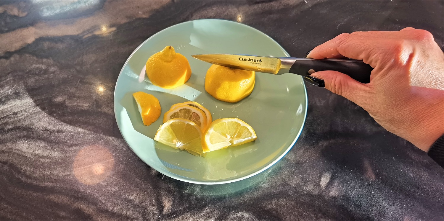 Citron coupé avec couteau Cuisinart