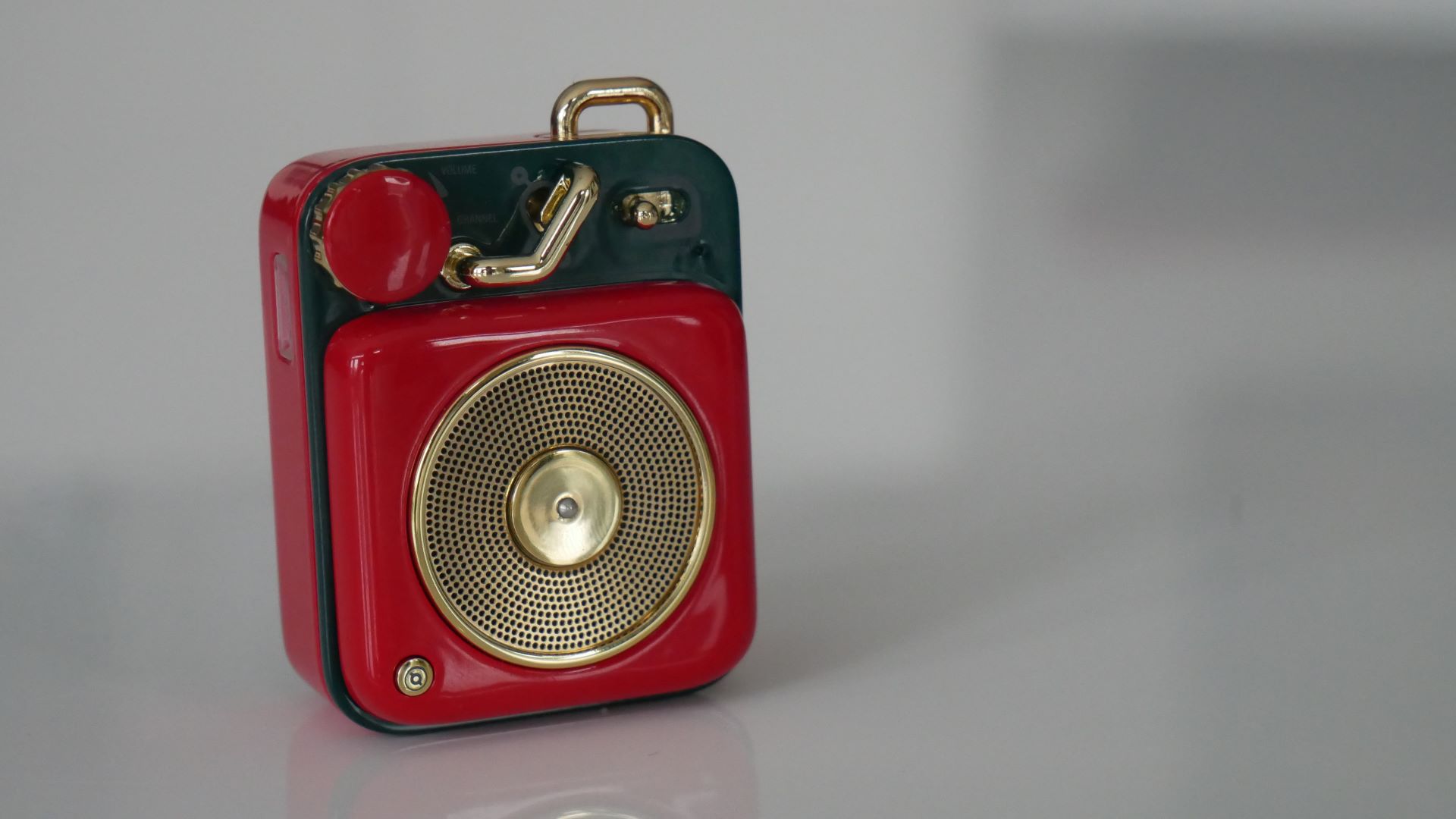 Image of Muzen Button Mini speaker red version on table