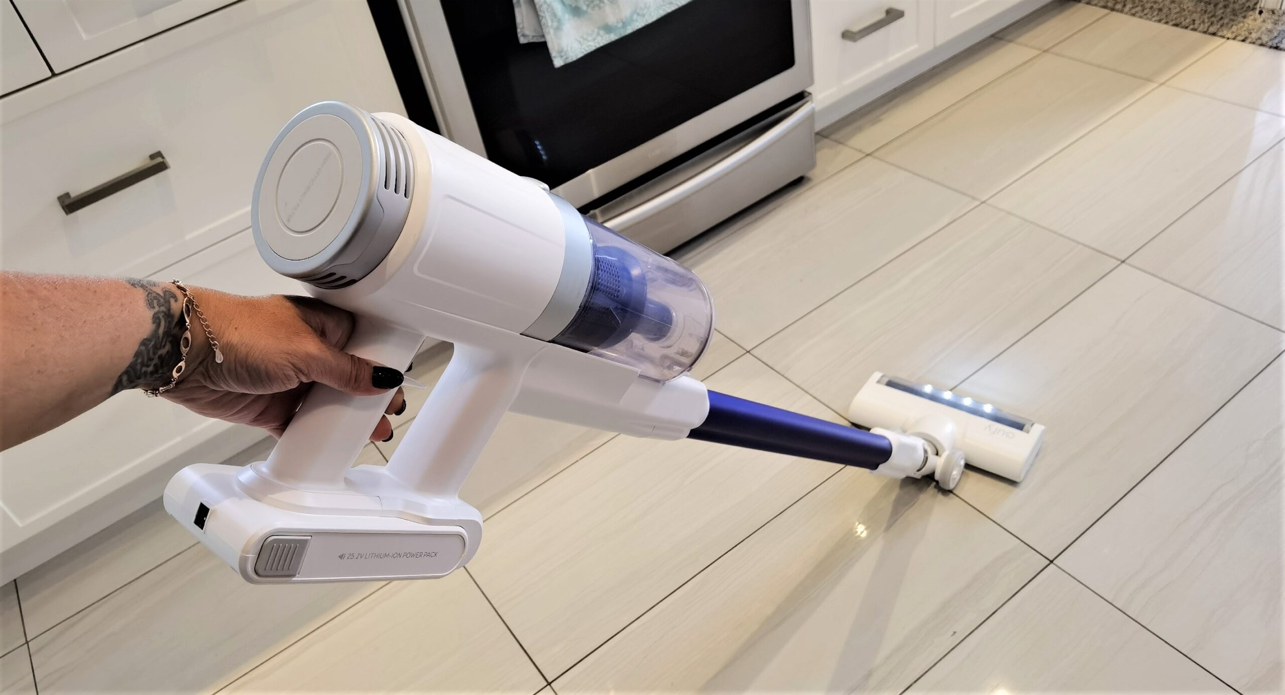 Aspirateur-balai sans fil HomeVac S11 Reach d'eufy par Anker sur le plancher de cuisine