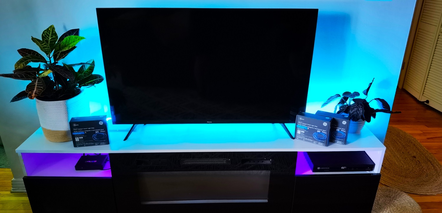 Bande lumineuse CYNC sous un téléviseur et dans un meuble