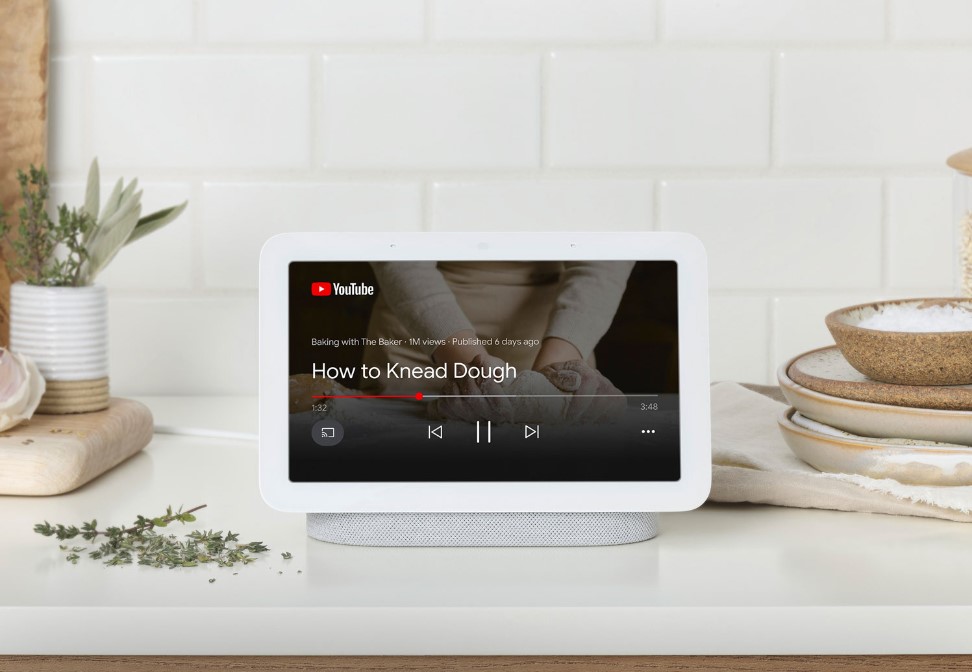 Google nest hub sable dans la cuisine