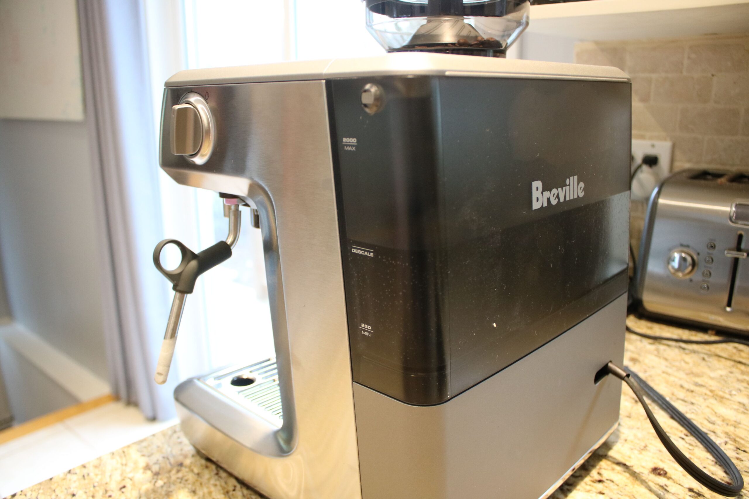 Machine à espresso Impress Barista Express de Breville - Réservoir d'eau