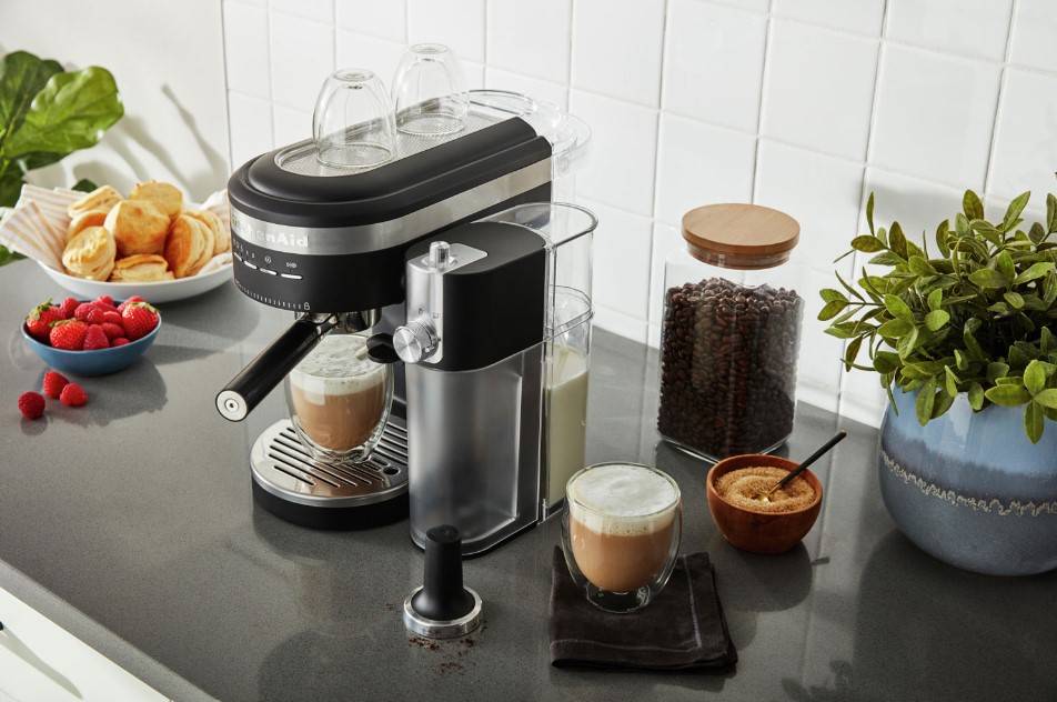 Machine à espresso avec moussoir à lait noir de KitchenAid