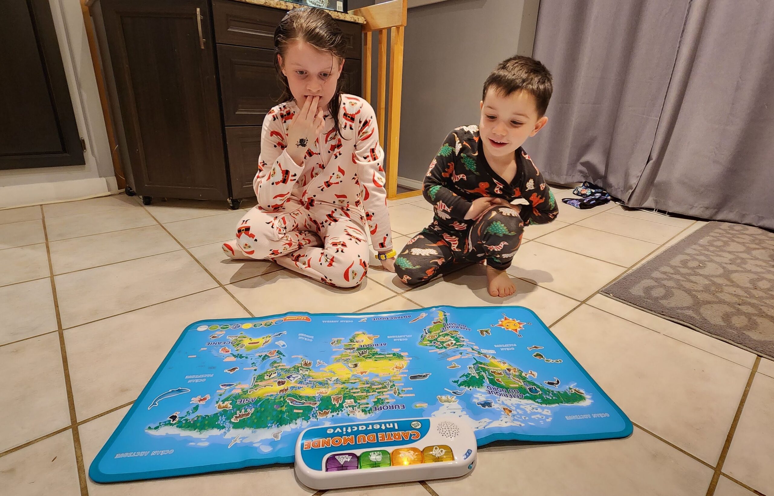 Enfants qui jouent avec la carte du monde