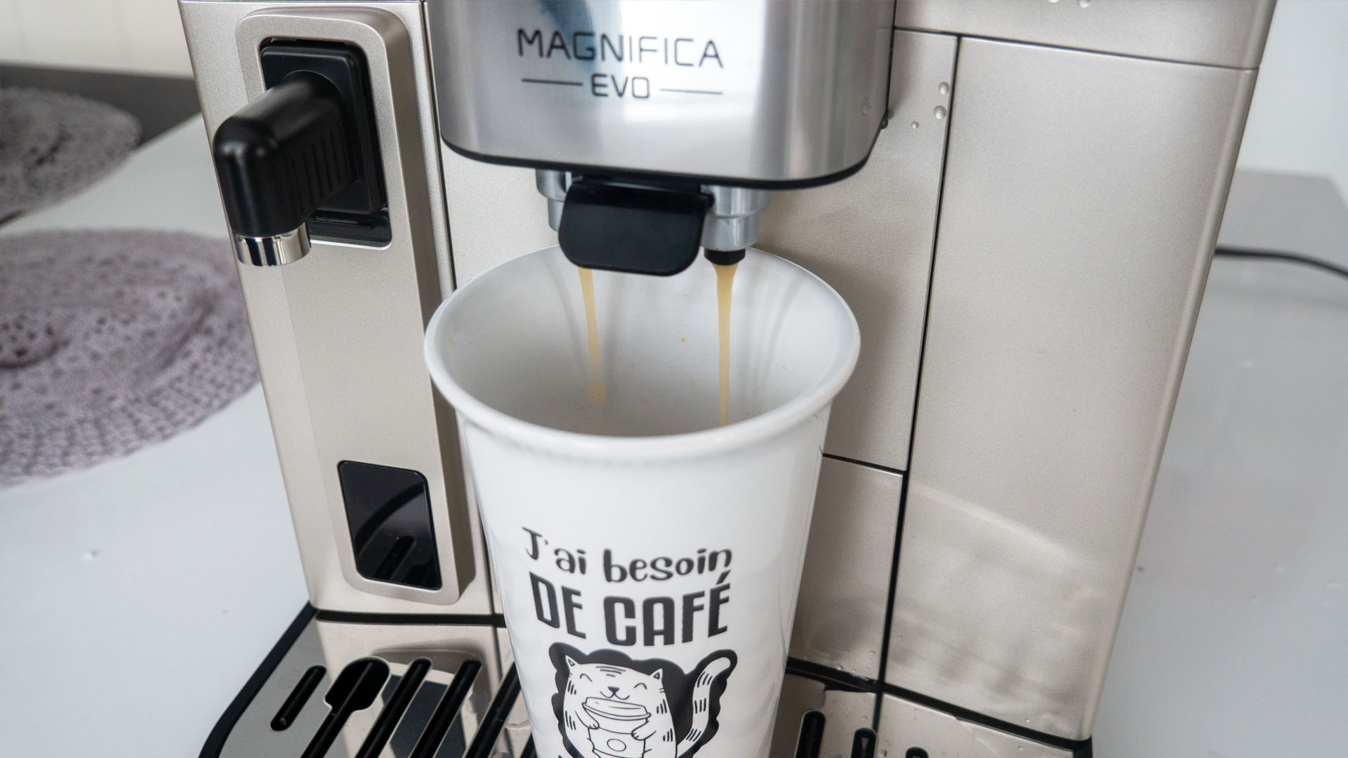 Image of De'Longhi Magnifica Evo expresso machine with cup of coffee