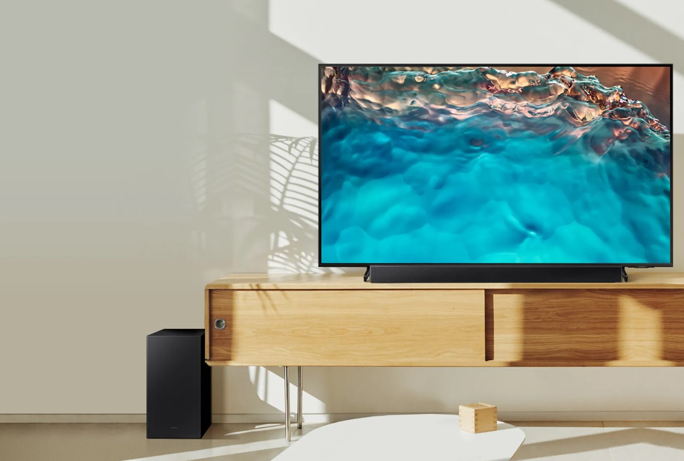 Samsung et une barre de son sous un téléviseur
