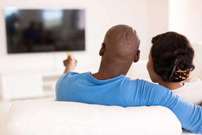 Couple qui écoute la TV