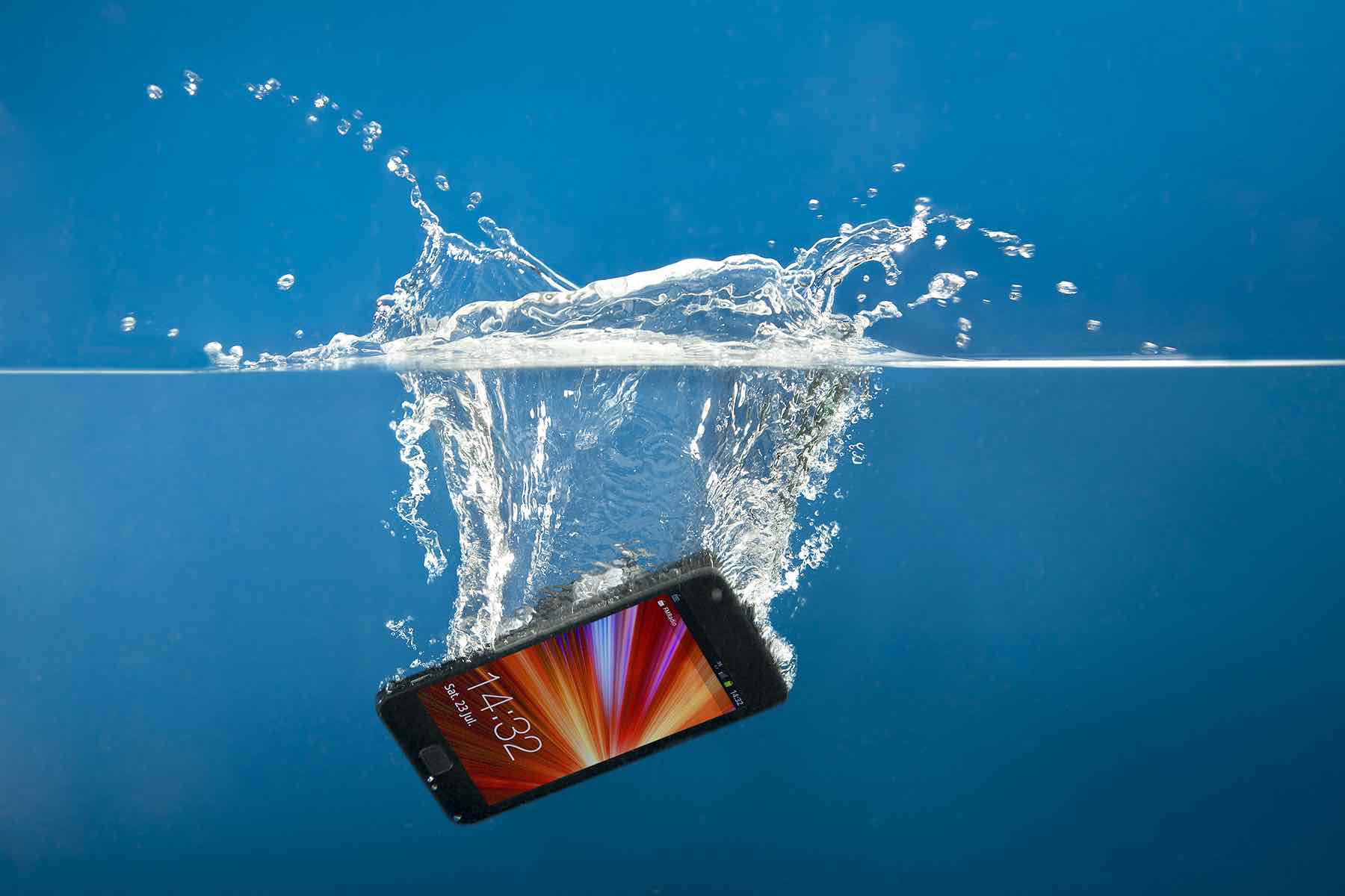 Quoi faire si vous échappez votre téléphone dans l'eau? - Blogue Best Buy