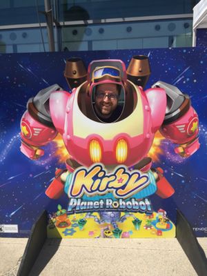 Paul Hunter pose fièrement durant son essai du jeu Kirby: Planet Robobot à Toronto en juin dernier!