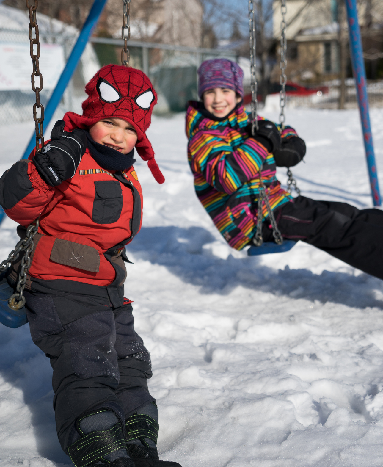 Enfants jouant dehors balancoire hiver