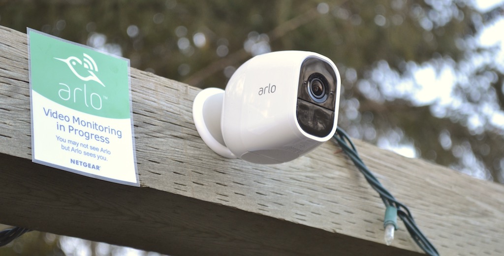 Idéale pour surveiller votre domicile, cette caméra de surveillance  extérieure sans fil est à -40% chez  : Femme Actuelle Le MAG
