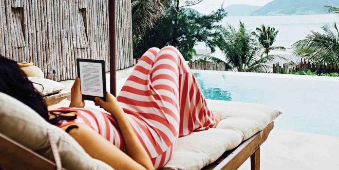 Lectrice et liseuse sur le patio