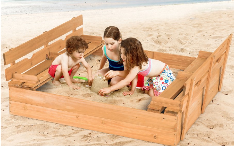 enfants qui jouent dans un bac à sable