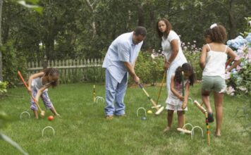 parents et enfants qui jouent à l'extérieur