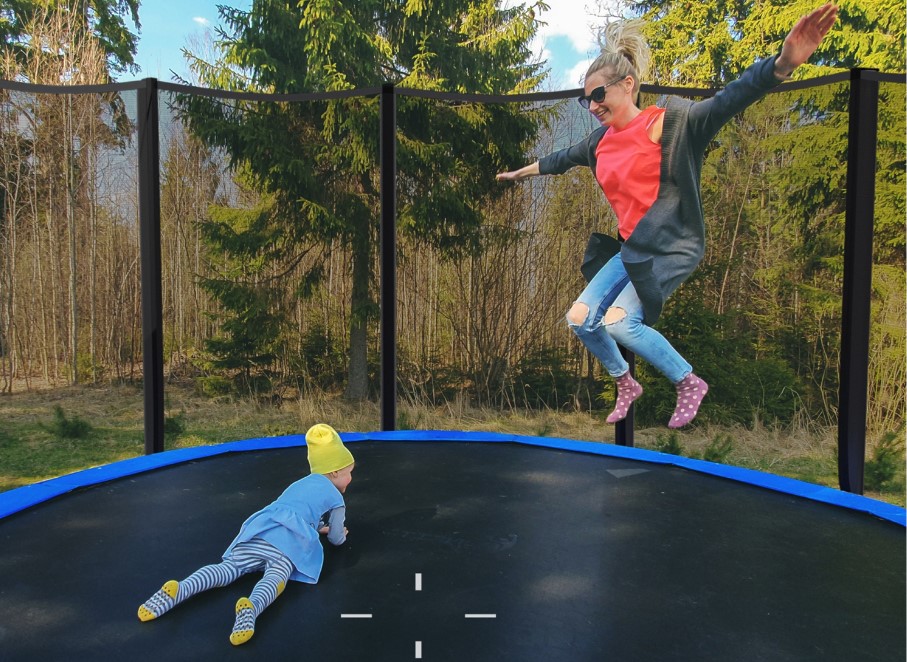 une mère et son enfant sautent sur une trampoline