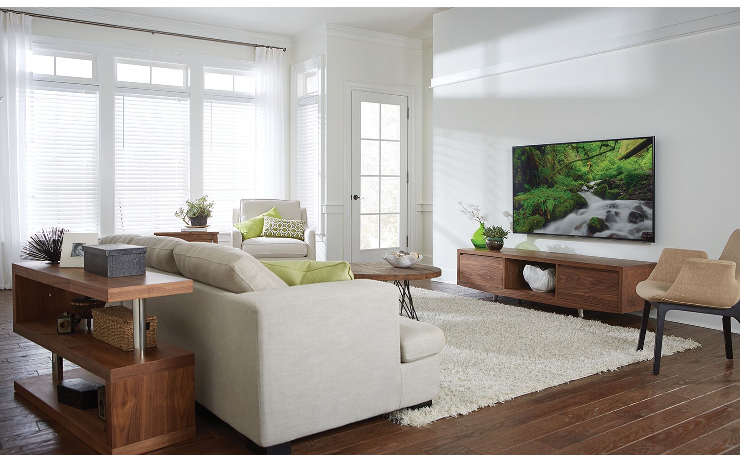 Accrocher sa TV au mur ou la mettre sur un meuble ? Quels sont les  meilleurs supports muraux et pieds TV ? 