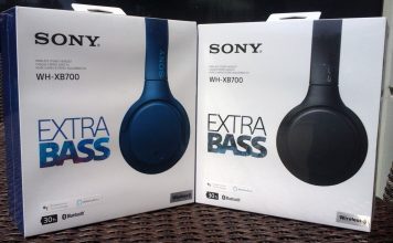 Les deux boîtes blanches contenant les écouteurs WH-XB700 de Sony. Chaque boîte porte le nom « SONY WH-XB700 EXTRA BASS ». Les boîtes sont dehors à la lumière du soleil. La boîte de gauche contient une paire d’écouteurs en bleu, tandis que la boîte de droite contient une paire d’écouteurs en noir.