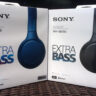 Les deux boîtes blanches contenant les écouteurs WH-XB700 de Sony. Chaque boîte porte le nom « SONY WH-XB700 EXTRA BASS ». Les boîtes sont dehors à la lumière du soleil. La boîte de gauche contient une paire d’écouteurs en bleu, tandis que la boîte de droite contient une paire d’écouteurs en noir.