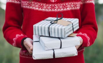 personne qui tiens des cadeaux