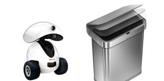Une photo du robot intelligent iPet de Dogness à gauche et de la poubelle à capteur de Simplehuman à droite, sur fond blanc.
