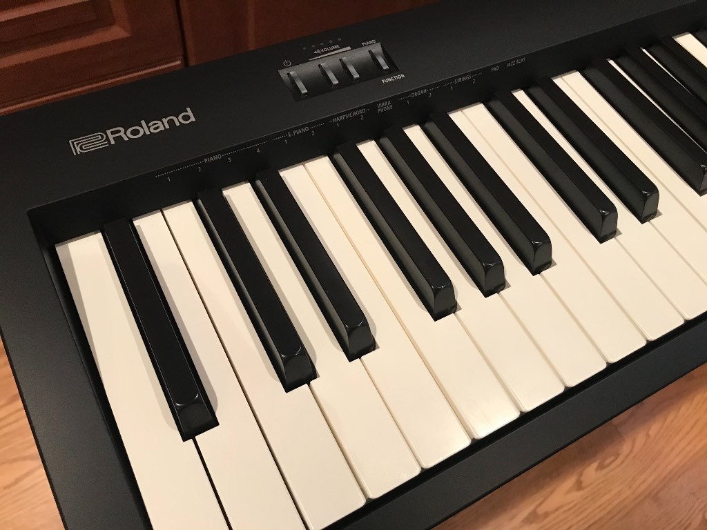 Évaluation du piano numérique à 88 touches lestées FP-10 de Roland - Blogue  Best Buy