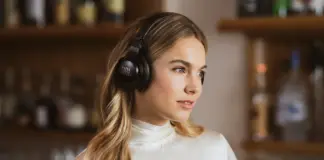 femme avec écouteurs JBL