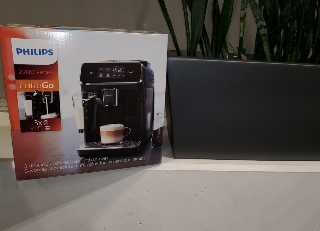 Machine à espresso/cappuccino entièrement automatique Philips série 2200  avec mousseur à lait, noir