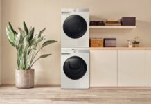 laveuse et sécheuse superposé dans une salle de lavage