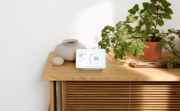 Google Home Nest sur une table avec plante