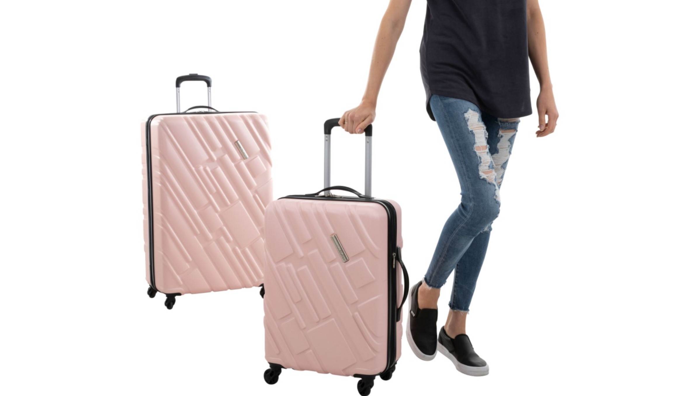 étudiante avec des valises rose