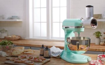 KitchenAid sur socle bleu dans une cuisine