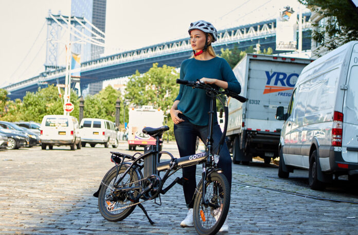 une femme avec un vélo électrique