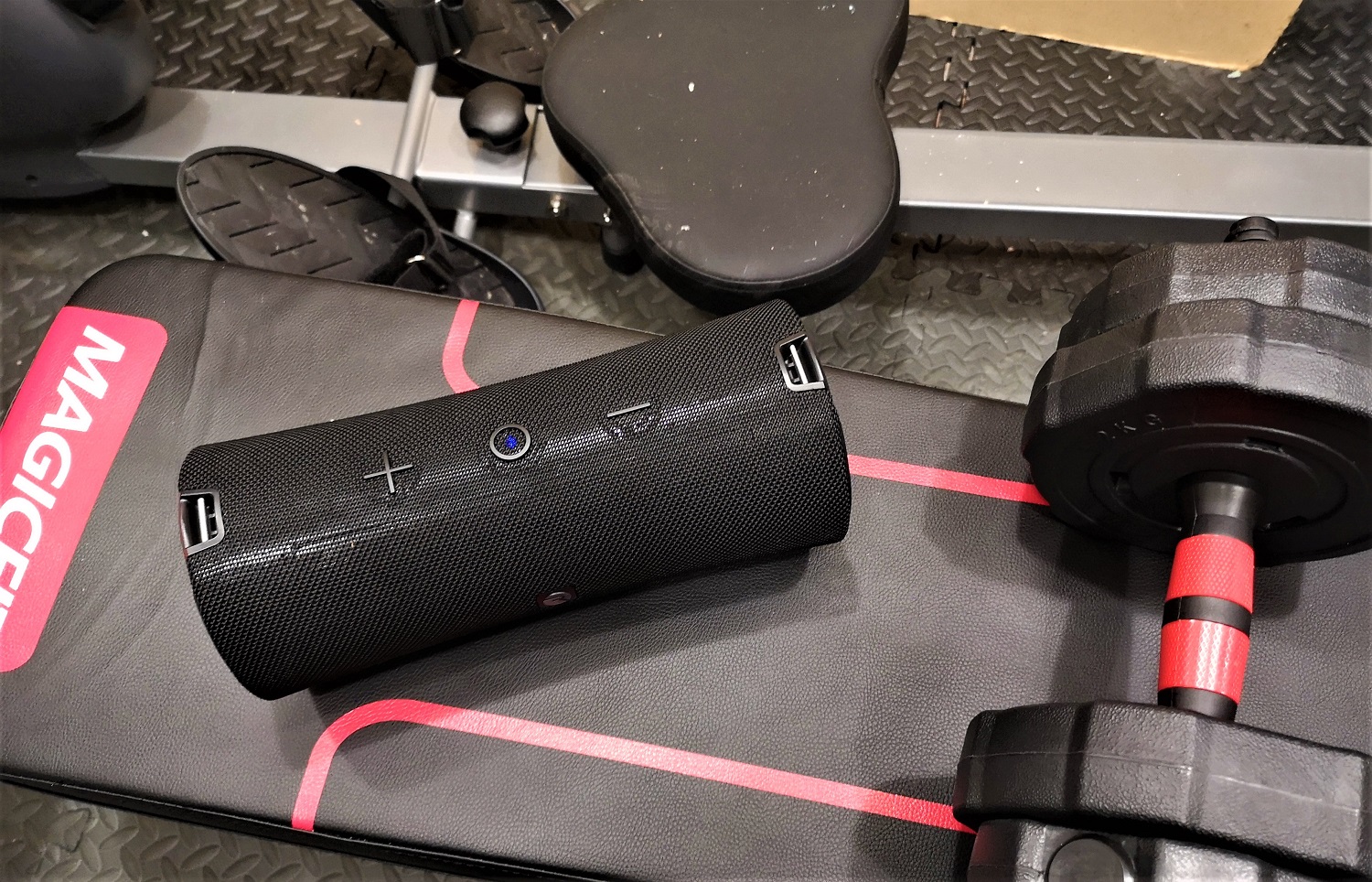 entrainement au gym avec leHaut-parleur sans fil Bluetooth étanche The Fitness de Raycon 